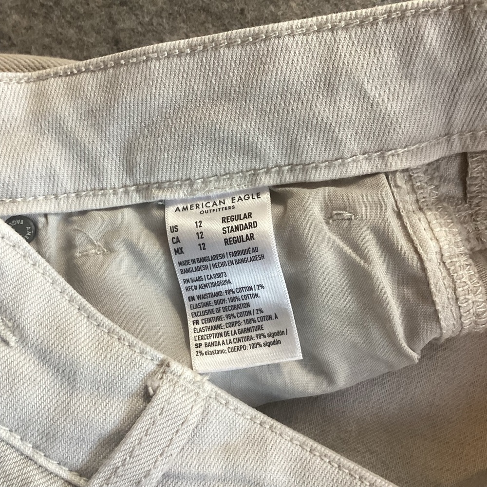 American Eagle Light‎ Grey Thrashed High Waisted Straight Leg Mom Jeans, Size 12 - Picture 3 of 10